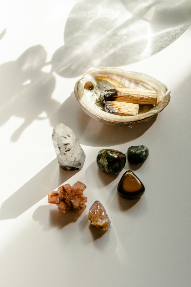 Cristaux et coquillage à la lumière du matin