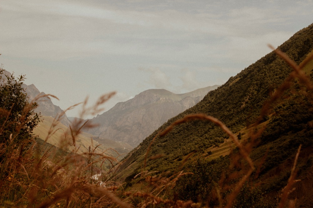 Paysage de montagnes baigné de lumière chaude