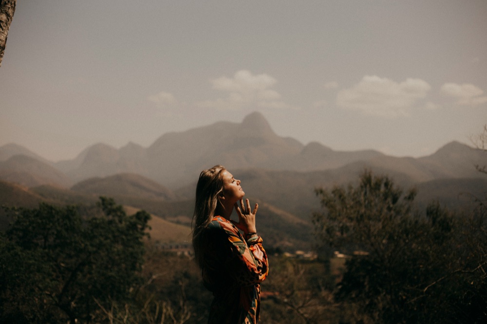 Silhouette face aux montagnes